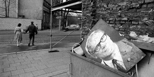 In einem Müllcontainer liegt das offizielle Portrait von Erich Honnecker