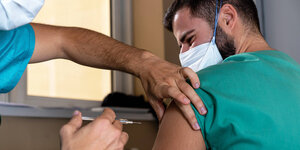 Ein Mann bekommt eine Grippe-Impung