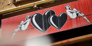 Stuttgarter Leonhardsviertel - Schild über ener Table-Dance Bar mit Grafik zwei Frauen und zwei Herzen