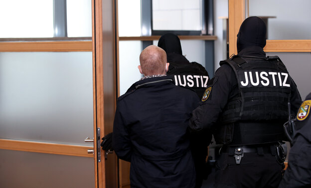 Zwei Justizbeamte führen den Täter ab Zwei Justizbeamte führen den Täter ab