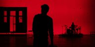 Die Bühne ist in rotes Licht getaucht, als Silhouette sieht man Benjamin Lillie und Matze Prölloch am Schlagzeug