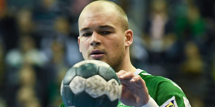 Handballer Paul Drux mit Ball