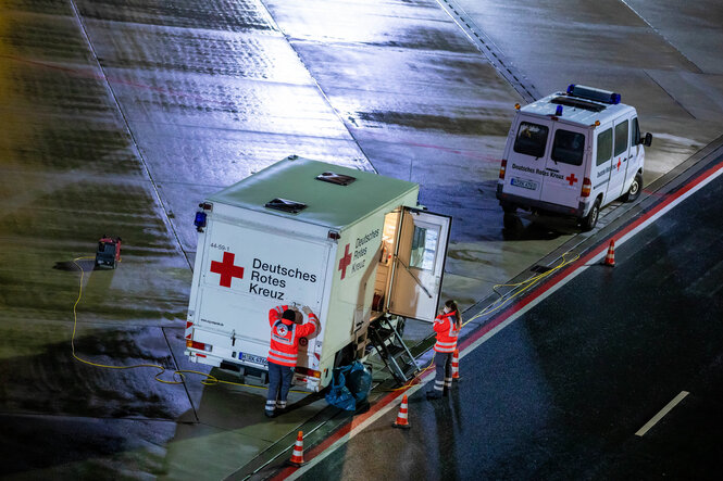 Einsatzfahrzeuge des Rettungsdienstes stehen auf dem Gelände vom Flughafen Hannover-Langenhage