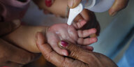 Kinderhändchen wird zur Impfung sterilisiert
