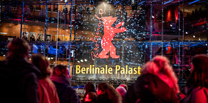 70. Berlinale, Preisverleihung, 2020: Gäste gehen über den Roten Teppich zur Preisverleihung vor dem Berlinale Palast. Die Berlinale soll nach dem Wunsch der Festivalleitung im Jahr 2021 weiterhin stattfinden