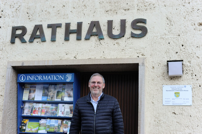 Ein Mann steht vor dem Rathaus von Honau