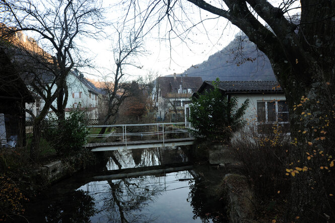 Ein Steg über einen Bach in einem Dorf