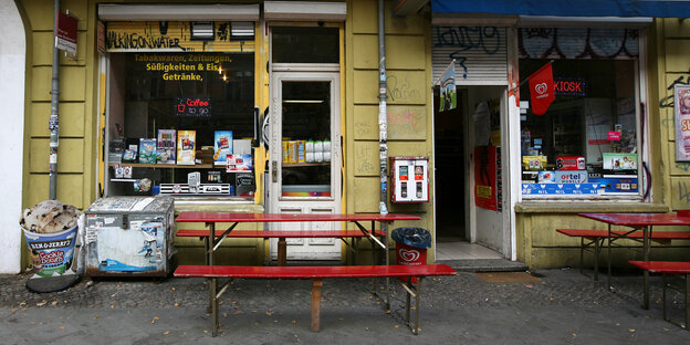 Zwei Kioske von außen, mit Bank vor der Tür