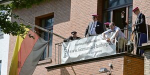 Mitglieder der Burschenschaft Germania auf dem Balkon ihres Hauses