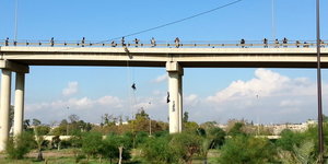 Kämpfer des IS seilen sich von einer Brücke in Mossul ab