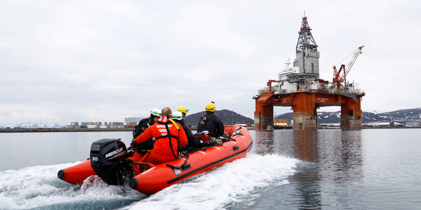 Greenpeace Aktivisten vor der Ölbohrinsel Equinor in der Nähe von Hammerfest, Norwegen