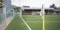 Blick auf einen Fußballplatz mit einen Tor – und keinen Spielern: ein Symolbild zum Text über den nicht stattfindenden Spielbetrie im Ameteurfußball