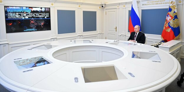 Putin in einer Videokonferenz allein am riesigen weissen Tisch