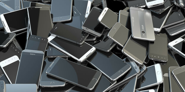 Viele Smartphones diverser Hersteller auf einem Haufen
