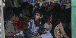 Kinder in einer Schule im indischen Jammu