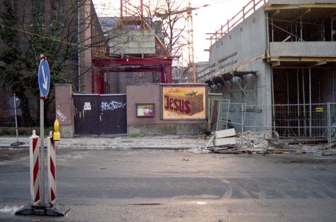 Eine Straßenszene irgend wo in Berlin am Heiligabend 1999 aufgenommen - auf einer Werbetafel steht groß der Spruch "Lass dich von Jesus beschenken"