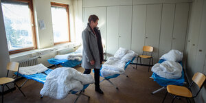 Elke Breitenbach (Die Linke), Senatorin für Integration, Arbeit und Soziales, besichtigt eines der Mehrbettzimmer mit Feldbetten in einer Notunterkunft für Obdach- und Wohnungslose