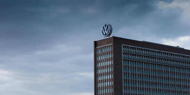 dunkle Wolken ueber der Konzernzentrale von VW in Wolfsburg