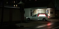 Ein Leichenwagen fährt am Abend in die Einfahrt des Klinikum Oberlausitz Bergland