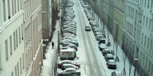 Ein Straßenzug in Berlin mit Autos - und Schnee am 24.12.2003