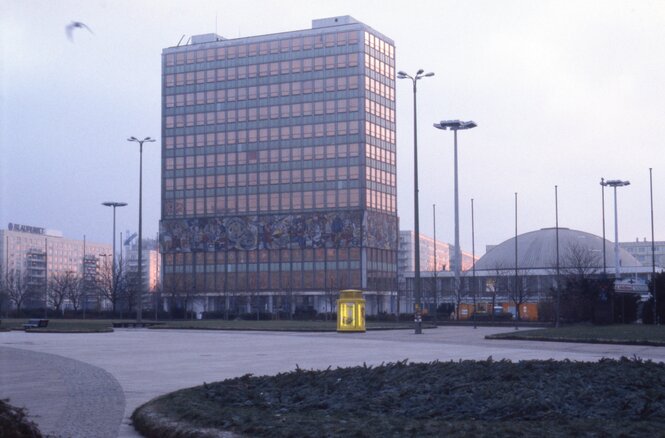 Der Alexanderplatz am 24.12.1996 menschenleer mit einer einsamen Weihnachstdeko, die leuchtet