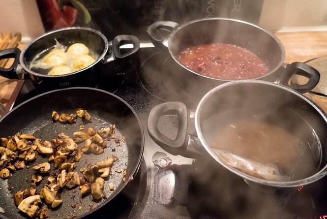 Ein Herd mit vier Töpfen und einer Pfanne - es wird für Heiligabend gekocht