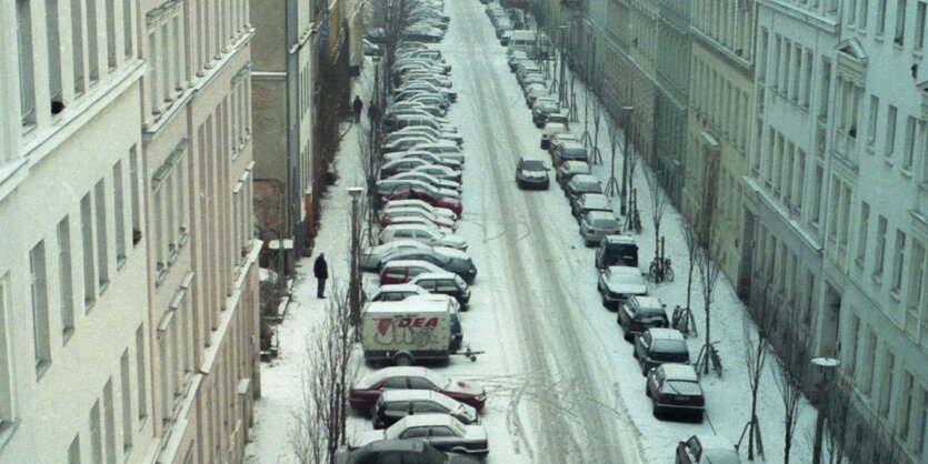 Ein Straßenzug in Berlin mit Autos - und Schnee am 24.12.2003