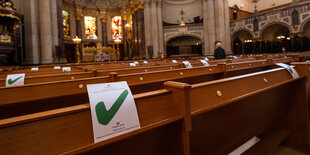 Für den ersten Gottesdienst mit 50 Gläubigen im Berliner Dom nach den Maßnahmen zur Eindämmung des Coronavirus sind die Sitzplätze zur Einhaltung des Sicherheitsabstands markiert. Der Gottesdienst wird ohne Abendmahl und ohne Gesang gefeiert