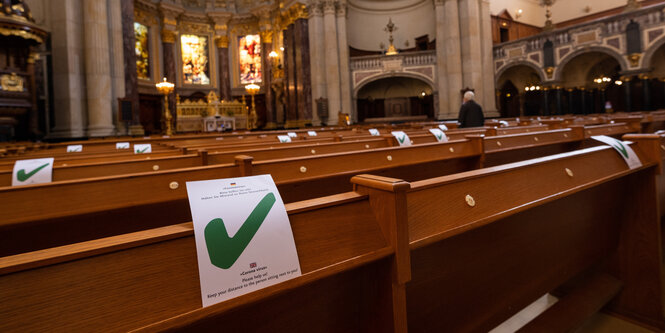 Für den ersten Gottesdienst mit 50 Gläubigen im Berliner Dom nach den Maßnahmen zur Eindämmung des Coronavirus sind die Sitzplätze zur Einhaltung des Sicherheitsabstands markiert. Der Gottesdienst wird ohne Abendmahl und ohne Gesang gefeiert