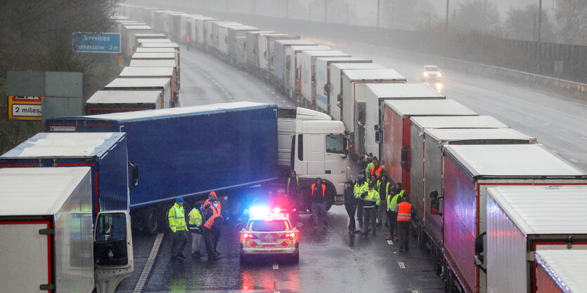 Lkw stehen auf der Autobahn nach Dover im Stau