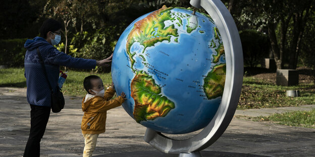Ein Globus in einem Park in Wuhan