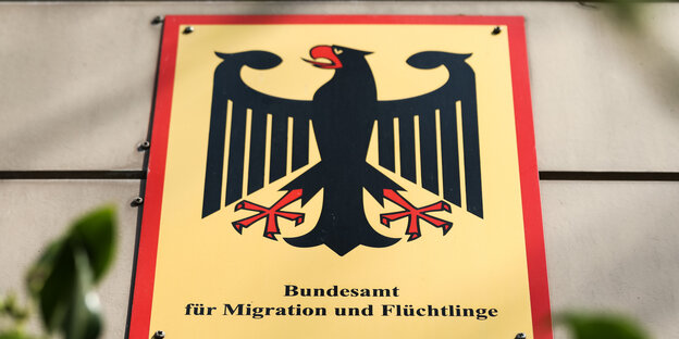 Schild der Bamf-Zentrale in Bremen