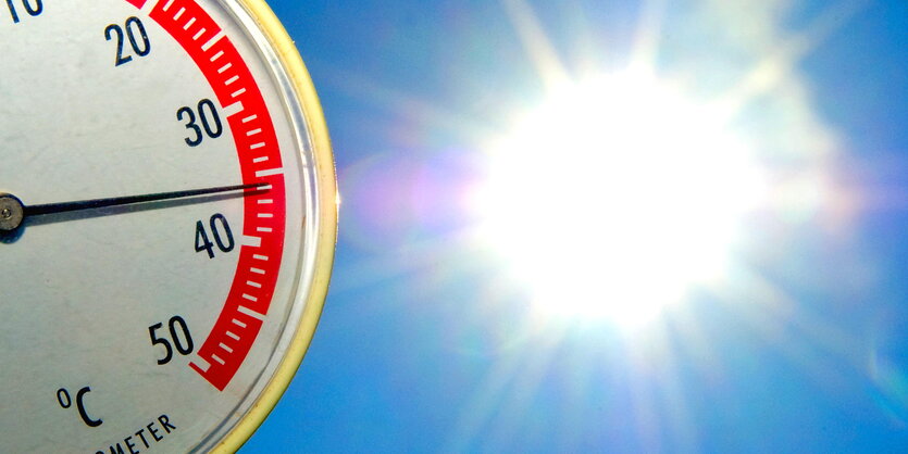 Thermometer vor sengender Sonne.