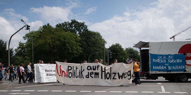 Protestzug gegen die Exzellenzinitiative