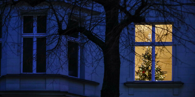 Leuchtender Weihnachtsbaum in einer Wohnung in Berlin