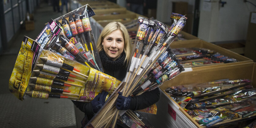 Eine Frau hält viele Raketen-Packungen