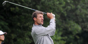 Fußballer Thomas Müller schwingt den Golfschläger.