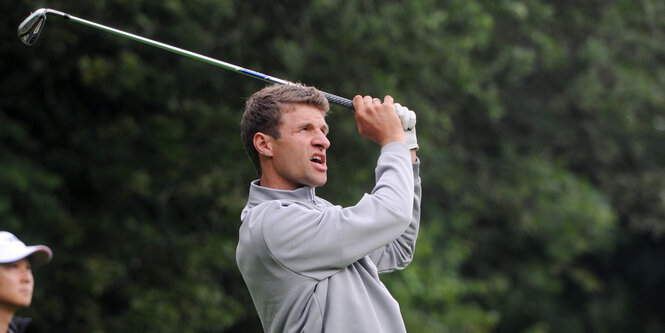 Fußballer Thomas Müller schwingt den Golfschläger.