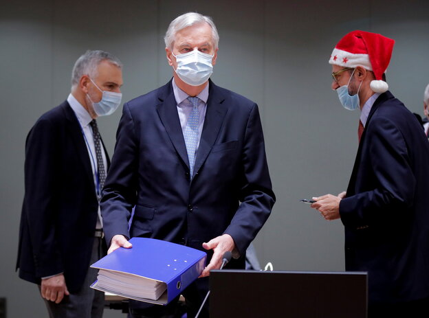Michel Barnier hält den Brexit-Vertrag in der Hand