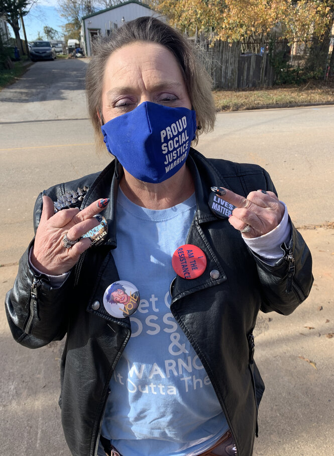 Frau mit Protest-Stickern