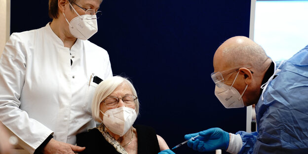 Die 101-jährige Gertrud Haase wird in Berlin als erste gegen Covid 19 geimpft