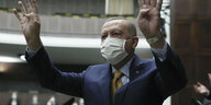 Der türkische Präsident Erdogan mit Mund-Nasen-Schutz