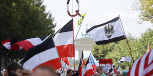 Der Buchstabe "Q," in Farben der Reichsflage bei einer Demonstration gegen Coronamaßnahmen in Berlin