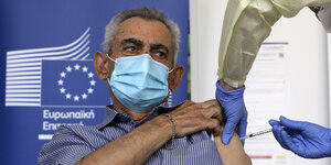 Andreas Raounas bekommt eine Impfdosis von Pfizer Biontech gegen Covid-19