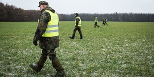 Soldaten auf einem Feld