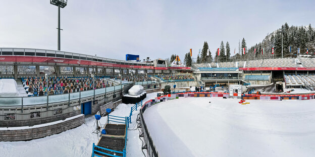 leere Zuschauerränge mit Pappfiguren im Skisprungstadion