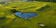 Golfplatz mit angelegtem Teich aus der Vogelperspektive