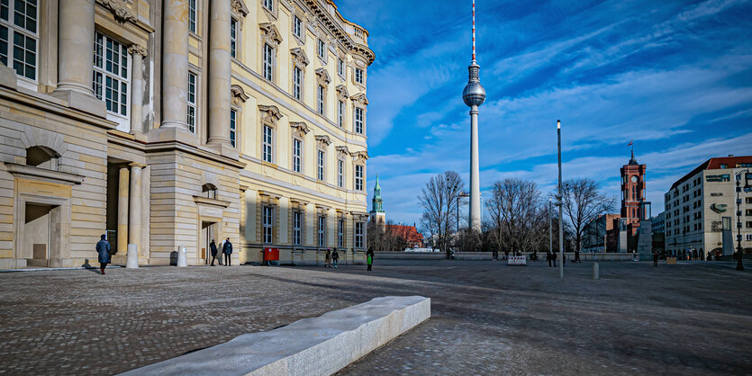 Man sieht das Schoss und den Fernsehturm