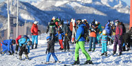 Ausflügler sind zum Skifahren auf dem Kasberg in Österreich unterwegs