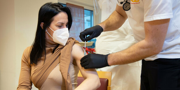 Eine Pflegerin wird im Pflegeheim gegen Covid-19 geimpft